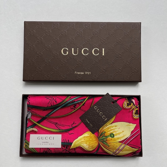 New Gucci Infinity Floral Print Pink Black Border Silk Scarf with Gucci Gift Box